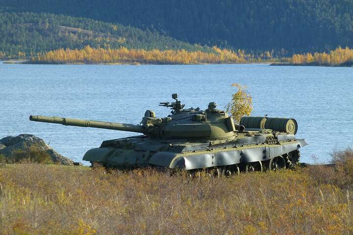 Росія везе на війну танки, виготовлені пів століття тому (відео)