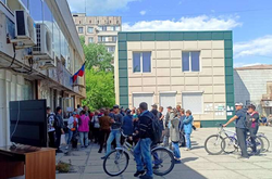  Оккупанты заставляют мариупольцев смотреть телевидение даже в пунктах выдачи гуманитарки 