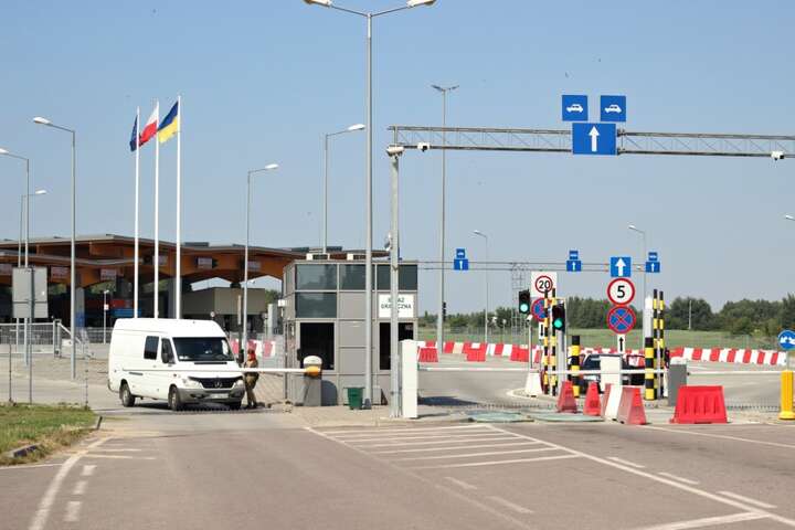 Кабмін дозволив виїзд чоловіків за кордон: хто саме і на який час може залишати Україну