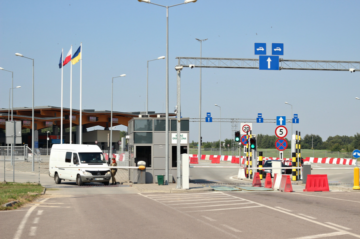 Кабмин разрешил выезд мужчин за границу: кто именно и на какое время может покидать Украину