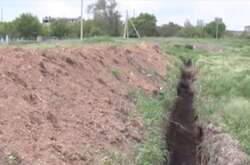 Окупанти готуються розширити братську могилу на старому цвинтарі Маріуполя 