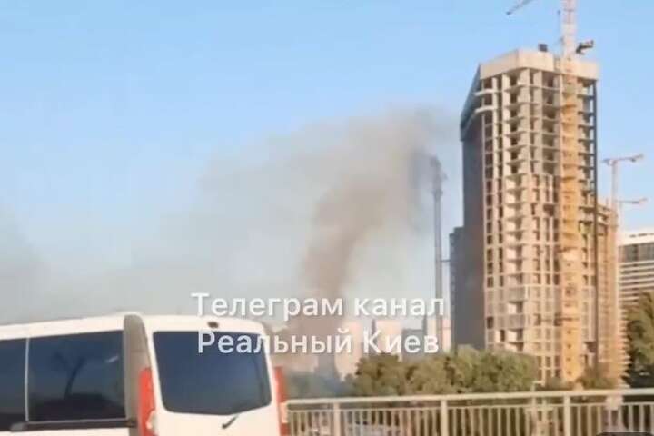 На Лівому березі столиці палають автомобілі (відео)