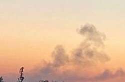 Після вибухів над Дніпром видніється стовп диму