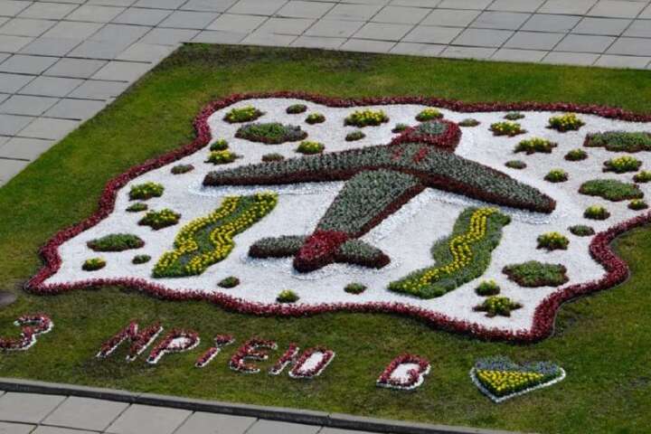 У Києві комунальники зробили квіткове панно з «Мрією» (фото)