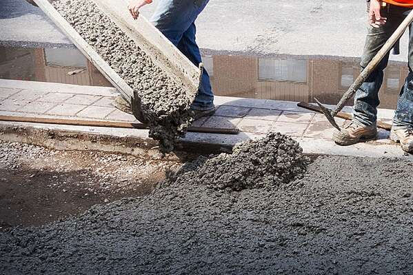 Окупанти на Херсонщині роблять укріплення з краденого бетону