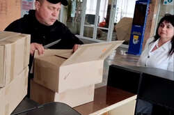 Російські книжки до херсонської непрацюючої бібліотеки привезли російський депутат Костюкевич і українська зрадниця Тетяна Кузьмич