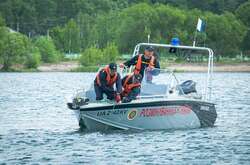 Рятувальники використовують підводний дрон, щоб знайти боєприпаси у водоймі