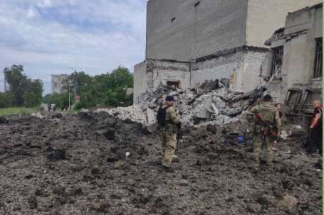 В Лисичанске враг разбомбил кинотеатр, который был хранилищем для гражданских (фото, видео)