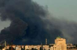 Снаряди детонують і розлітаються вулицями міста