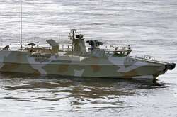 Росіяни намагаються підняти з дна Чорного моря свій потоплений катер