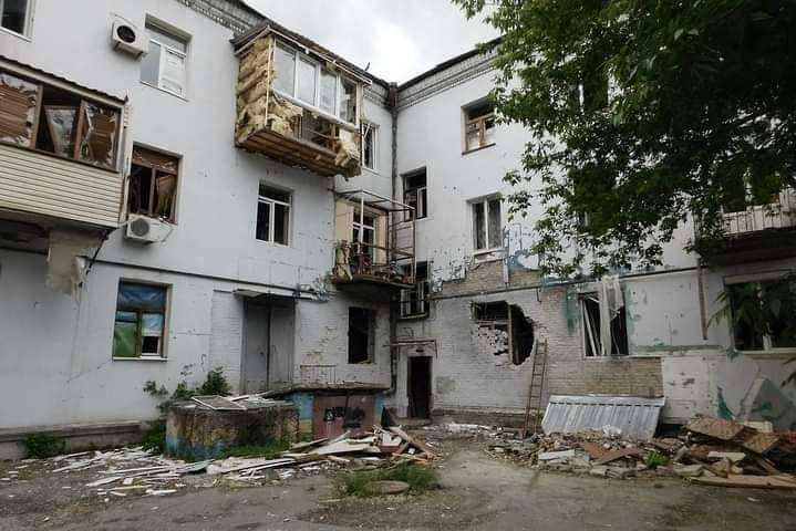 Важка доба в Лисичанську – російський снаряд влучив у багатоповерхівку