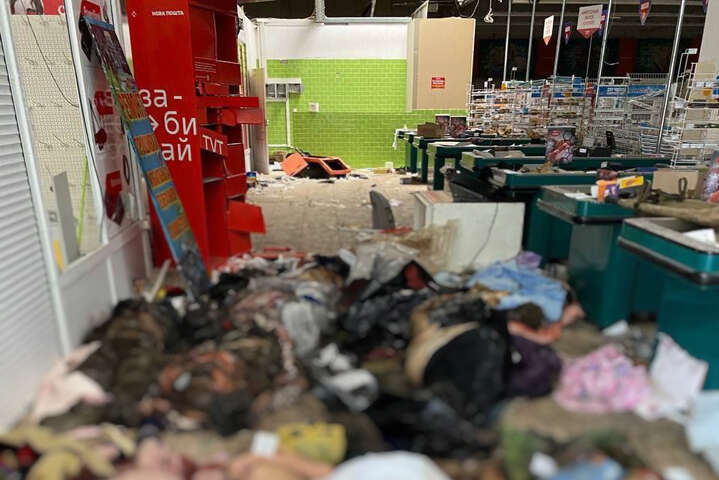 Рашисты свозят тела погибших мариупольцев в помещение супермаркета