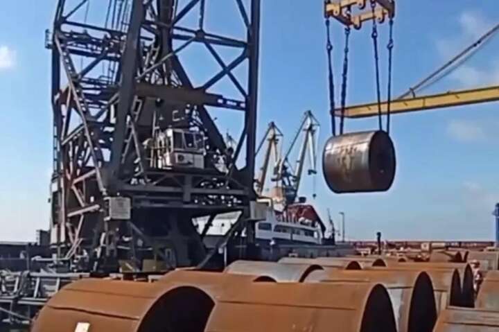 Як росіяни крадуть рулонну сталь з Маріуполя (відео)