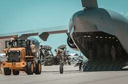 Вантаж зі 155-мм буксированими гаубицями M777 завантажили у військово-транспортний літак на базі в Каліфорнії