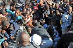 На роздачу їжі та одягу біля церкви Порт-Харкорт зібралися тисячі людей