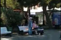 В Ялте мужчина спел песню о любви к Киеву на фоне фото Путина (видео)