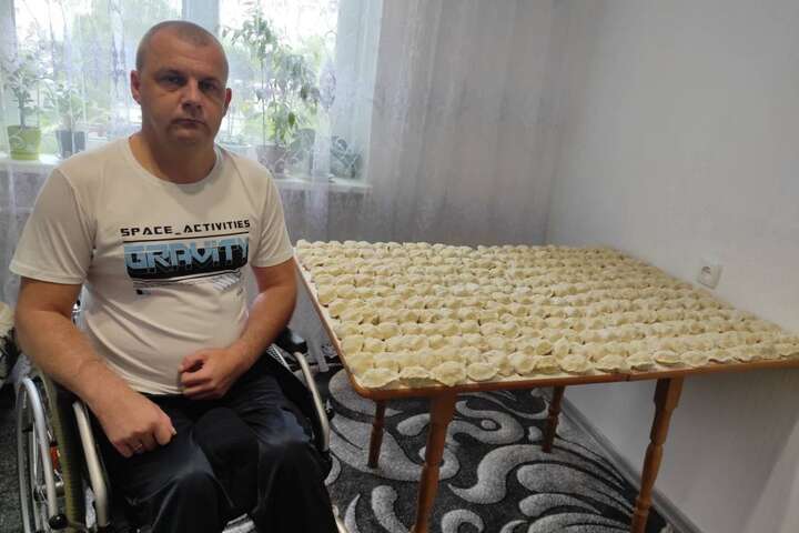 Прикутий до інвалідного возика житель Черкас щотижня ліпить тисячу вареників для фронту