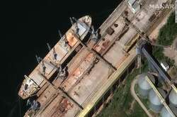  В окупованому Севастополі загарбники завантажують судно «Матрос Позинич» зерном 