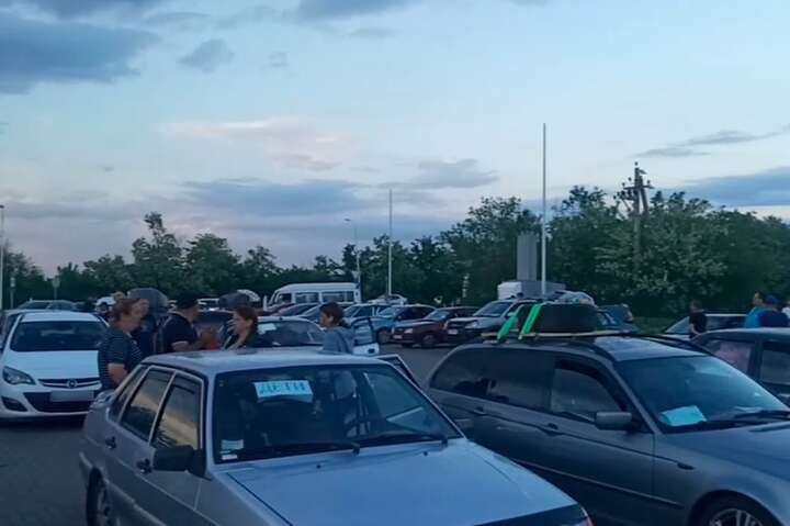 Окупанти блокують проїзд до Запоріжжя сотень автівок із людьми (фото, відео)