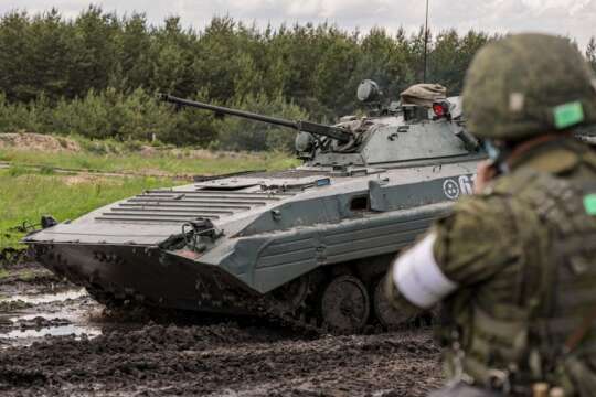 Москва стягує військову техніку до кордону з Україною 