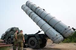  ЗРК С-300 призначено для боротьби з літаками, ракетами на висотах від 25 м до 27 км, та відстанях до 100 км  