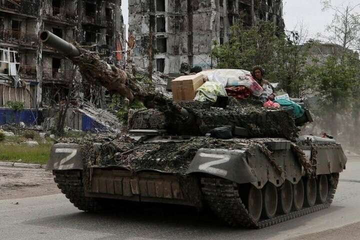 Фото окупанта із награбованим добром на танку: українка з Попасної впізнала свої речі 