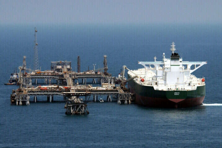Британія та Євросоюз заборонили страхування суден, що перевозять нафту з РФ