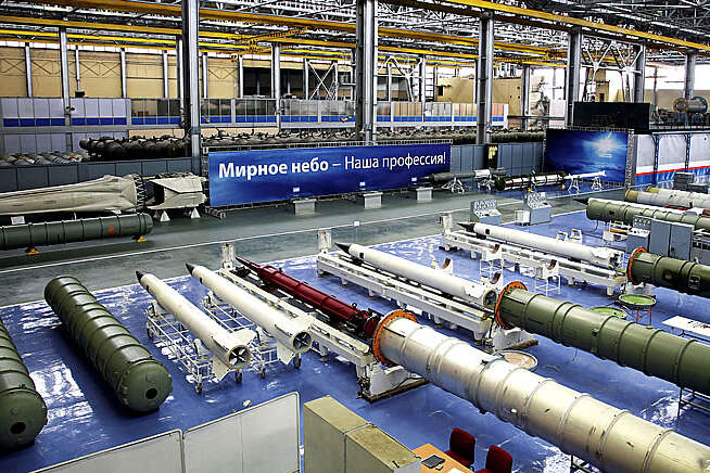 Росія перевела заводи з виробництва зброї у посилений режим – Міноборони