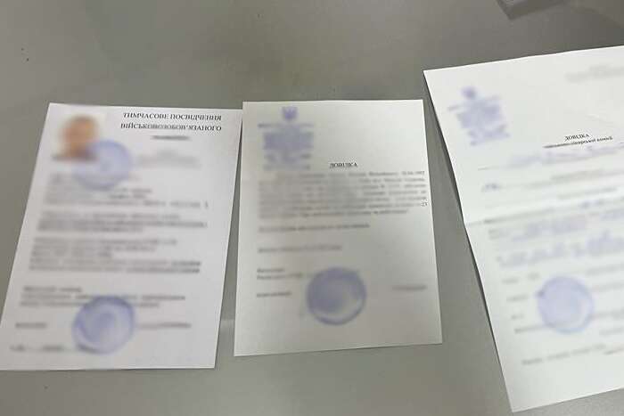 Прокуратура викрила схему підробки документів для виїзду чоловіків за кордон