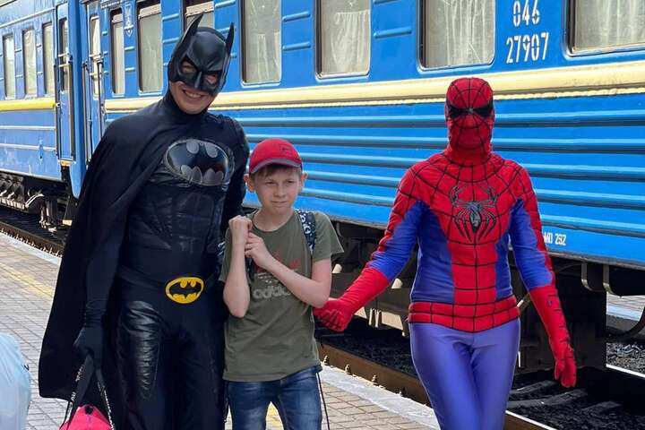 На Донбасі евакуаційний потяг з дітьми проводжали супергерої (фото)
