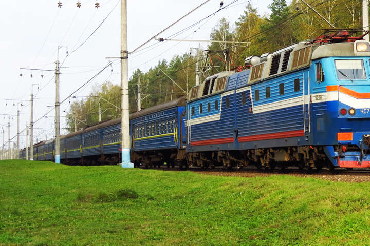 Ракетний удар по Львівщині: потяги відновили рух