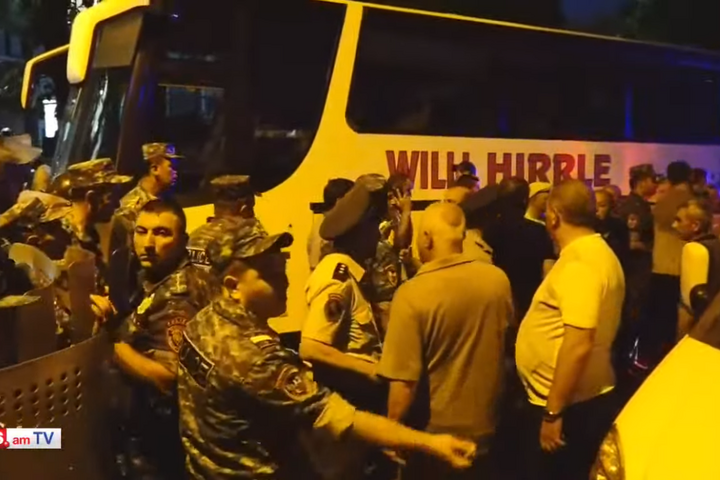 Вірменська опозиція побилася з поліцією біля будівлі уряду (відео)