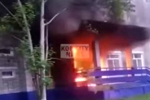 У російському Комсомольську чоловік підпалив приміщення Росгвардії (відео)