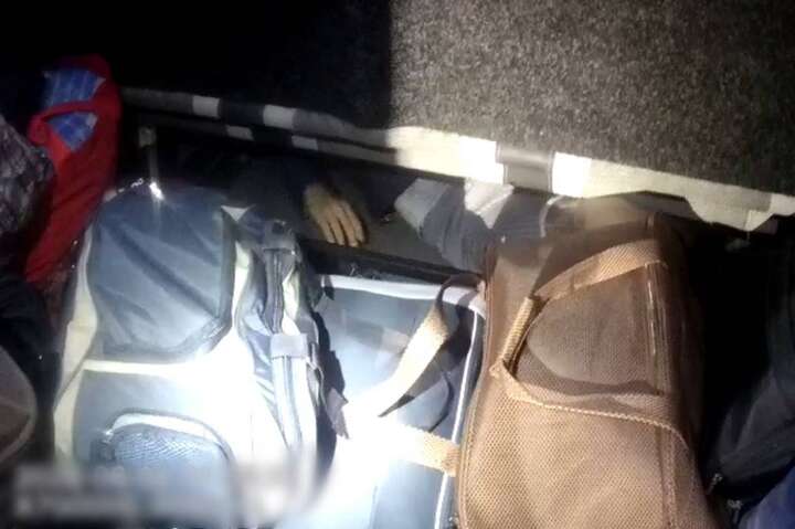 Прикинувся валізою: прикордонники затримали юнака, який намагався перетнути кордон (відео)