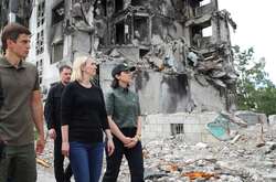 Посол США побувала у зруйнованій рашистами Бородянці (фото)