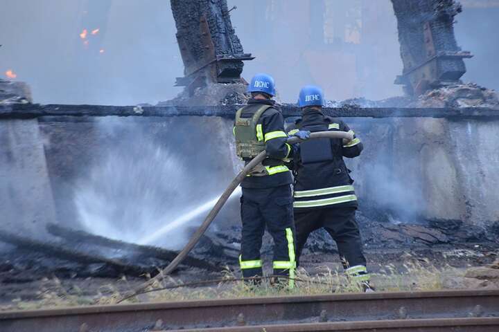 На Харківщині через обстріли сталася пожежа на підприємстві, є постраждалі