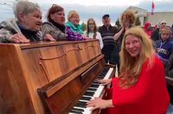 Пианистка из Украины продолжает подыгрывать России в войне