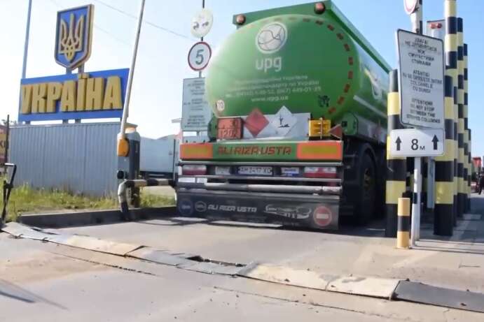 Прикордонники показали, як відбувається пропуск бензовозів до України (відео)