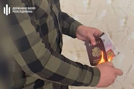 Россиянин сжег свой паспорт в знак протеста против войны Путина (видео)