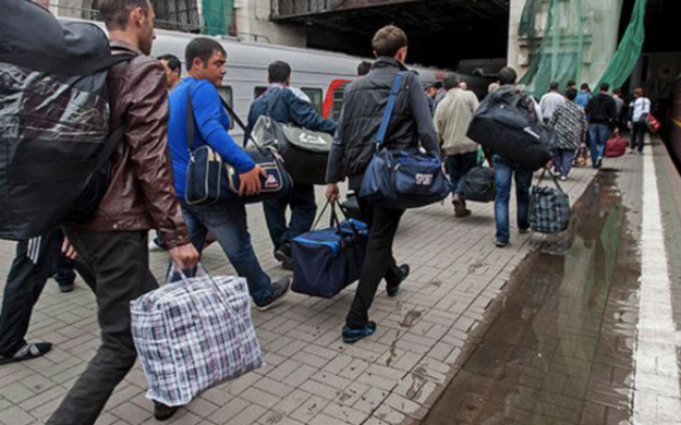 Россию массово покидают мигранты из стран СНГ: статистика