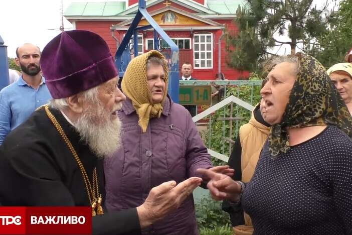 Битва за церкву в Іванкові. Московські батюшки з тітушками проти громади (відео)
