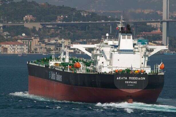 Суд скасував арешт танкера з іранською нафтою – Reuters