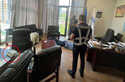 Посадовців викрили під час отримання цього «авансу»