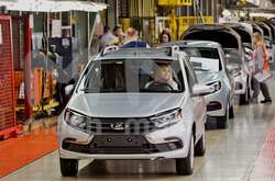 Російський автозавод зупинився через день після відновлення роботи