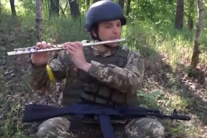Український воїн чуттєво виконав на флейті відому мелодію (відео)