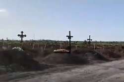 Тисячі безіменних могил: журналісти показали один із цвинтарів Маріуполя (відео)