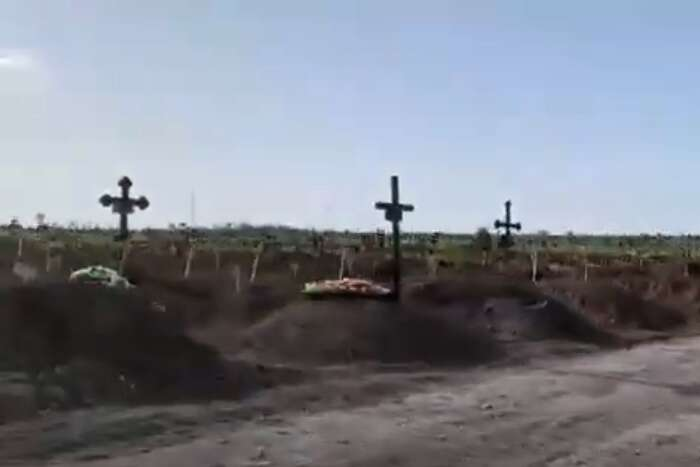 Тысячи безымянных могил: журналисты показали одно из кладбищ Мариуполя (видео)