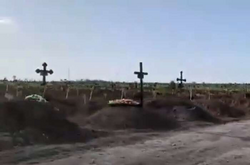 Тысячи безымянных могил: журналисты показали одно из кладбищ Мариуполя (видео)