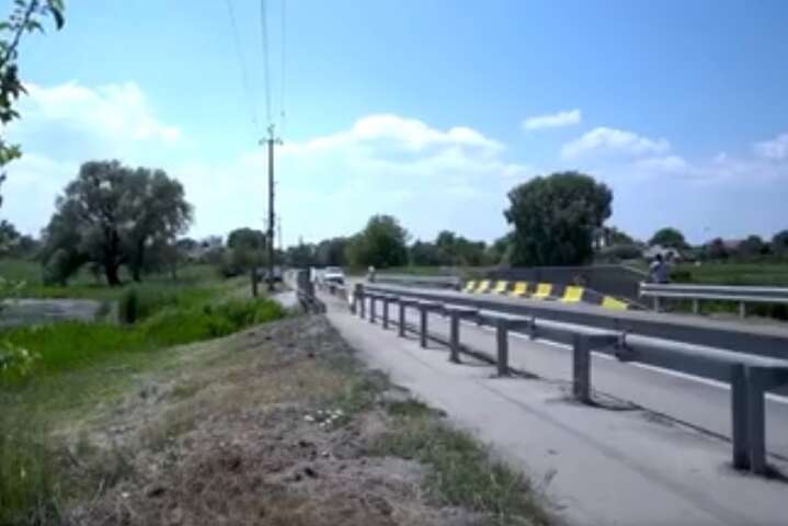 На Киевщине возобновлено движение через мост, который взорвали рашисты (видео)