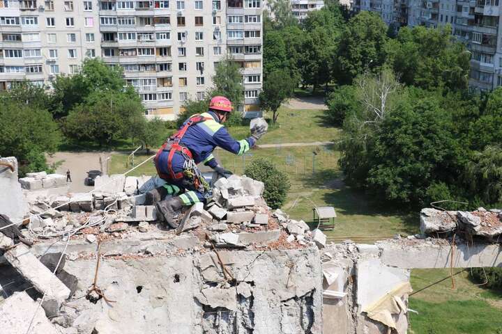 Канадські верхолази із рятувальниками розбирали зруйновані багатоповерхівки Харкова (фото)